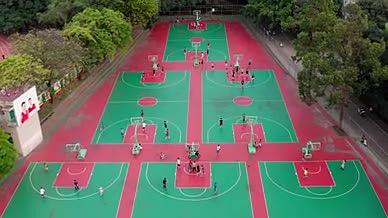 航拍校园内学生集体打篮球集体活动视频素材视频的预览图